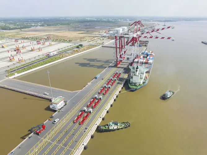 Vận chuyển hàng quá cảnh là gì? Khái niệm, phương tiện, lợi ích và hạn chế