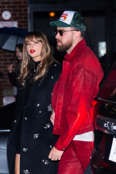 Taylor Swift Wears a Black Wrap Coat With a Twist for a Date With Travis Kelce in NYC