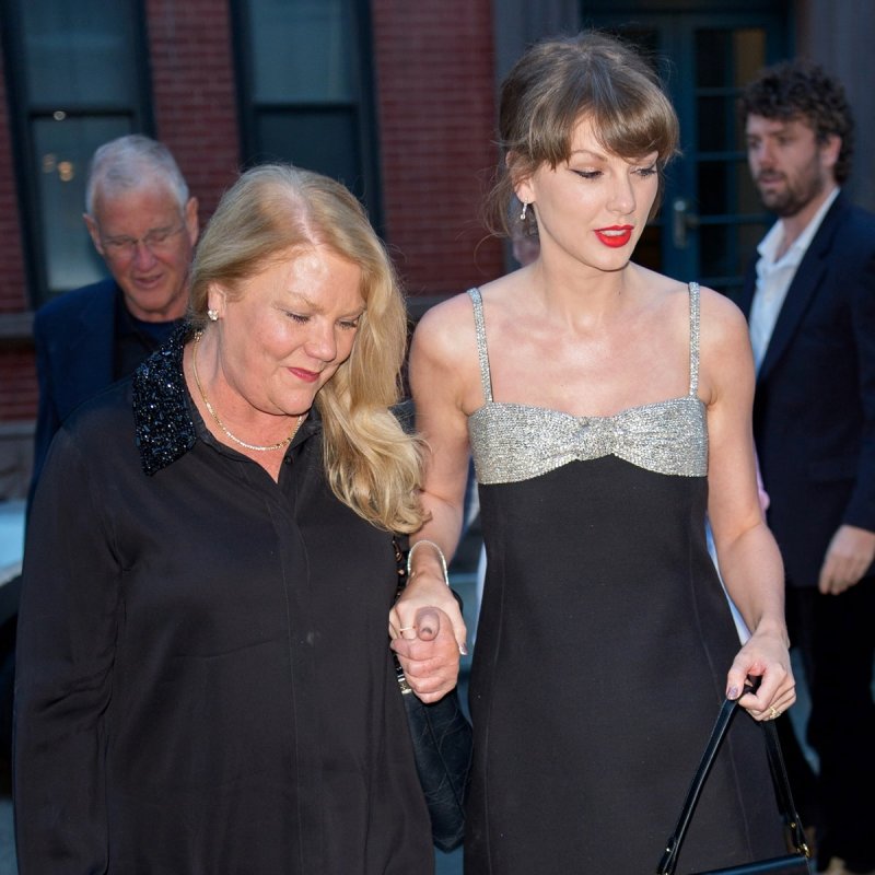 Taylor Swift Has Rare Fully Family Dinner With Parents, Brother in NYC