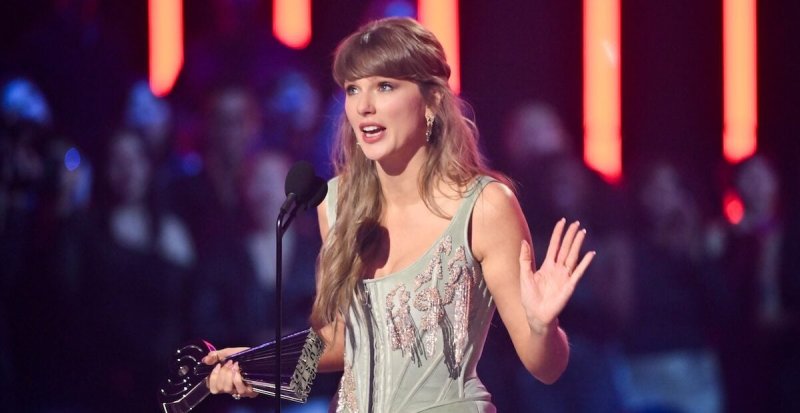 Taylor Swift Says Her Songwriting Was Impacted by Emo Music Like Fall Out Boy and Dashboard Confessional