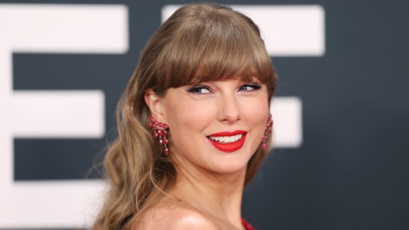 Taylor Swift's Raffia Handbag Is Set to Dominate Summer 2026