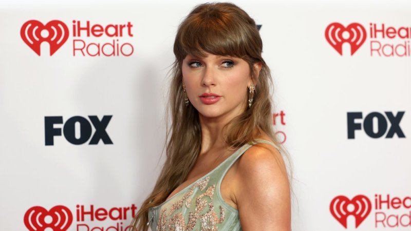 Taylor Swift's 'It' Girl Leather Trench Coat Style