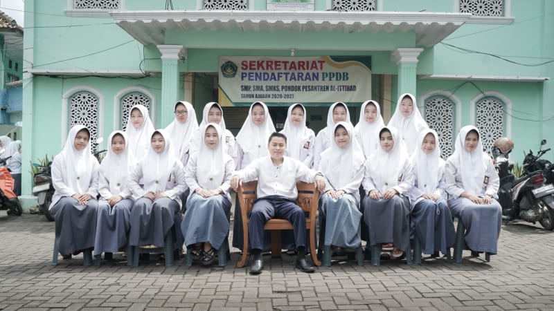 Foto bersama dengan wali kelas XII IPS II