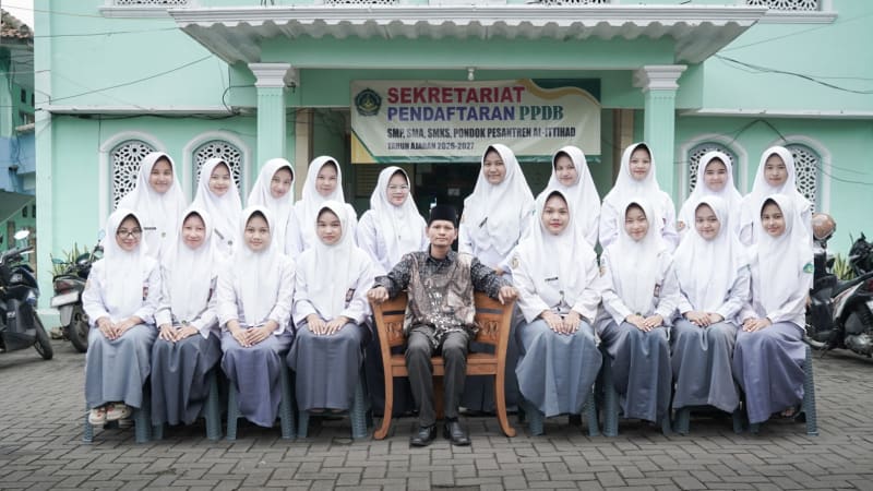 Foto bersama dengan wali kelas XII C APL