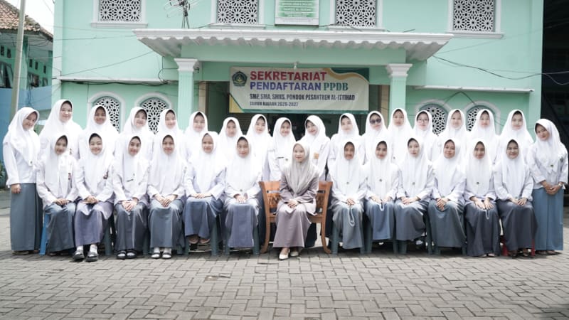 Foto bersama dengan wali kelas XII IPA II