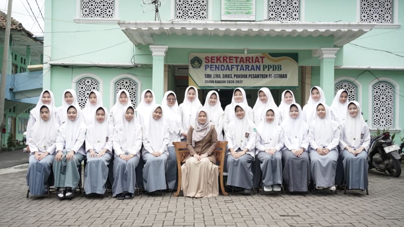 Foto bersama dengan wali kelas XII D MPLB
