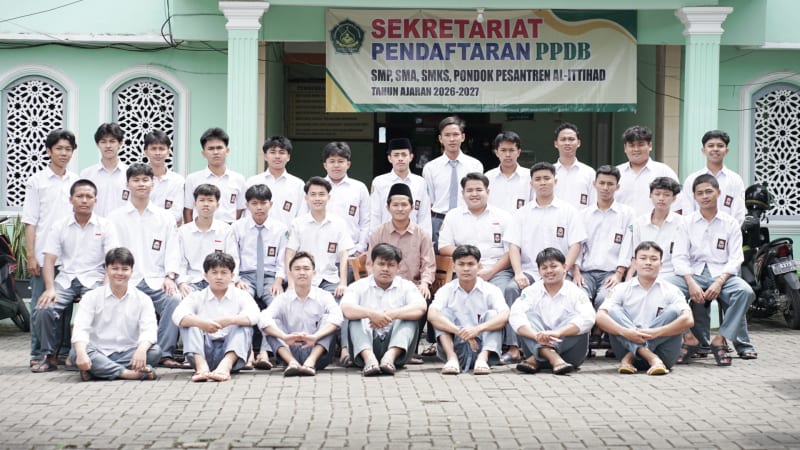 Foto bersama dengan wali kelas XII B APL