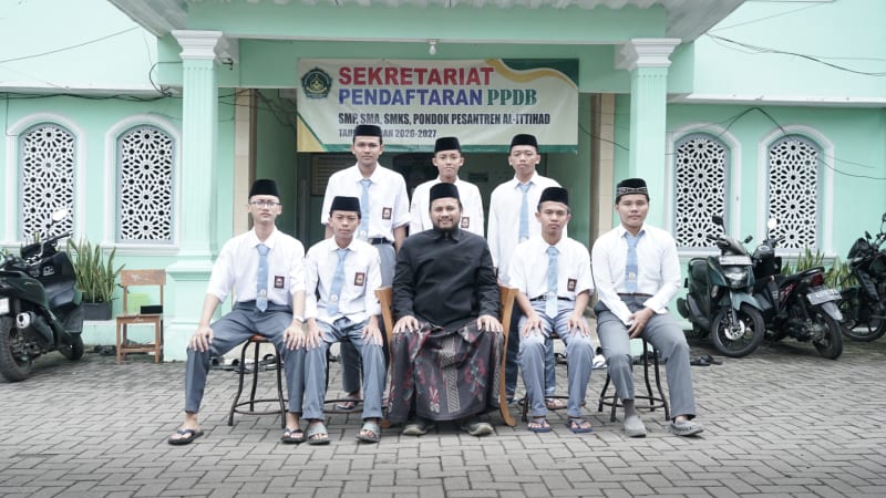 Foto bersama dengan wali kelas XII IPA IV