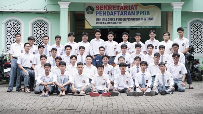 Foto bersama dengan wali kelas XII A PPLG