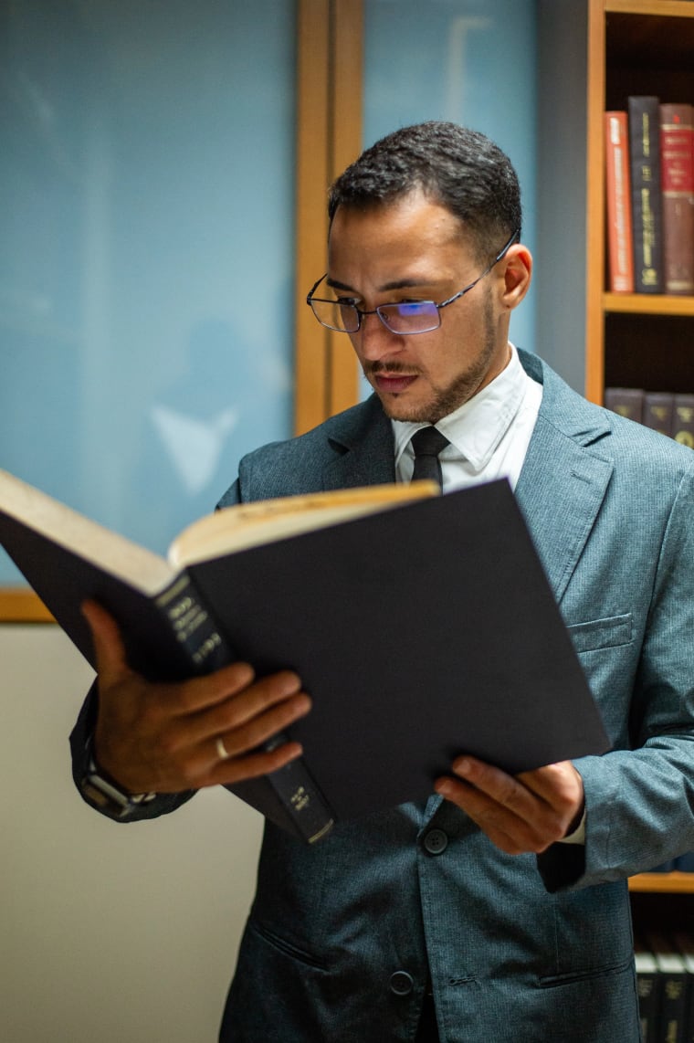 Dr. Natan Siqueira lendo material jurídico