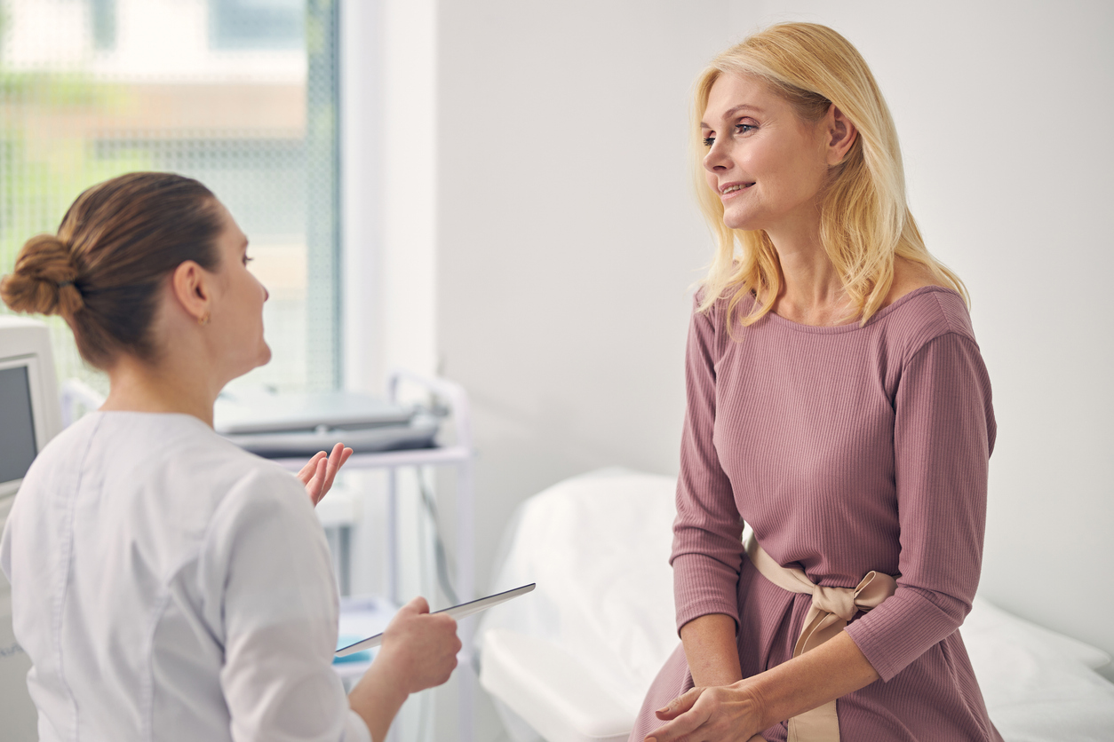 woman meeting with her obgyn to discuss hysterectomy for endometriosis