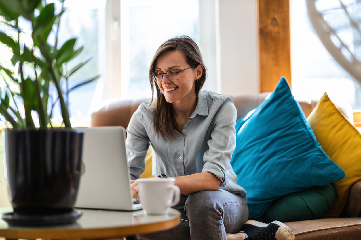 woman connecting with others in an endometriosis chat room