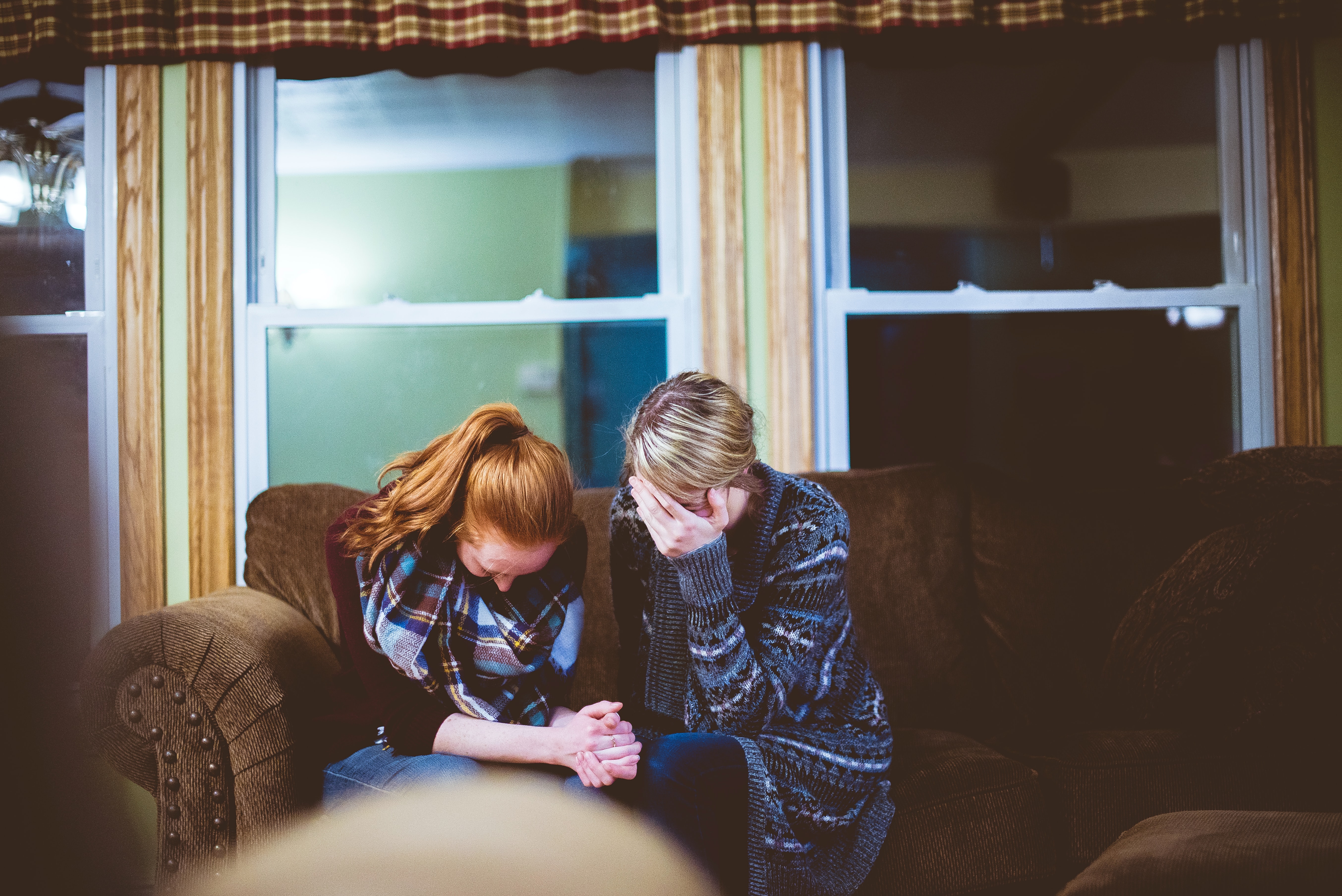 couple mourning a chemical pregnancy