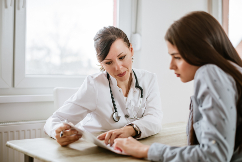 doctor discussing epithelial ovarian cancer with patient