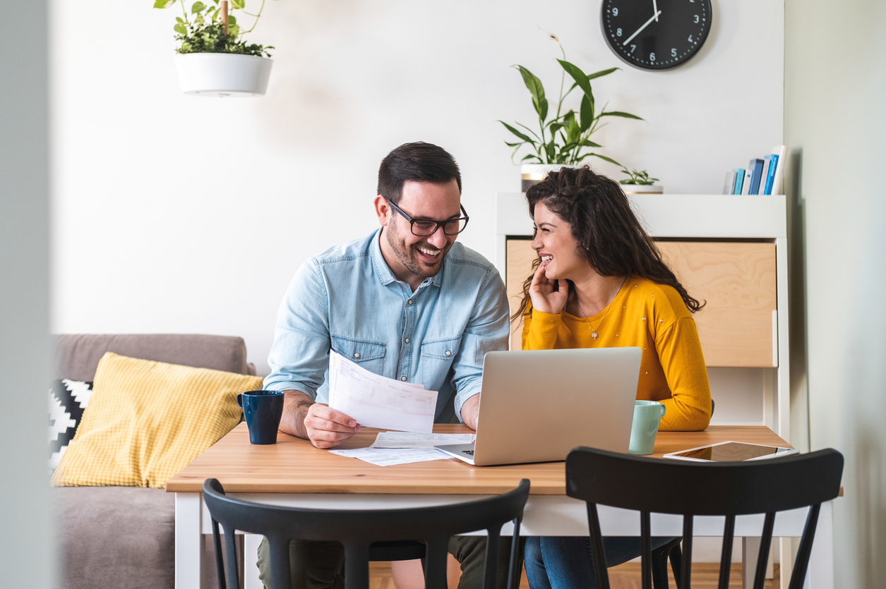 couple looking at fertility benefits online