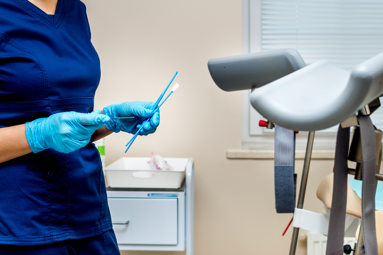 doctor doing a cervical cancer swab during a pelvic exam