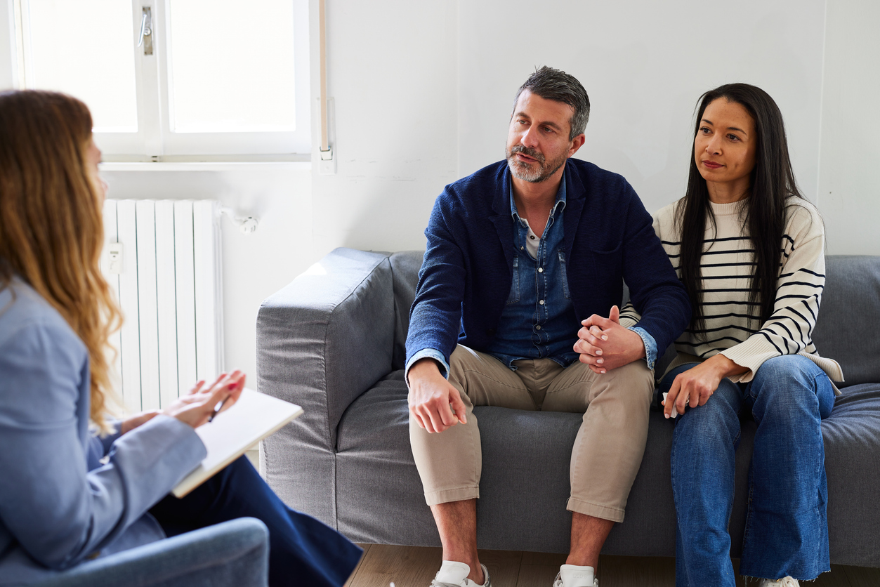 couple discussing donor eggs with professional