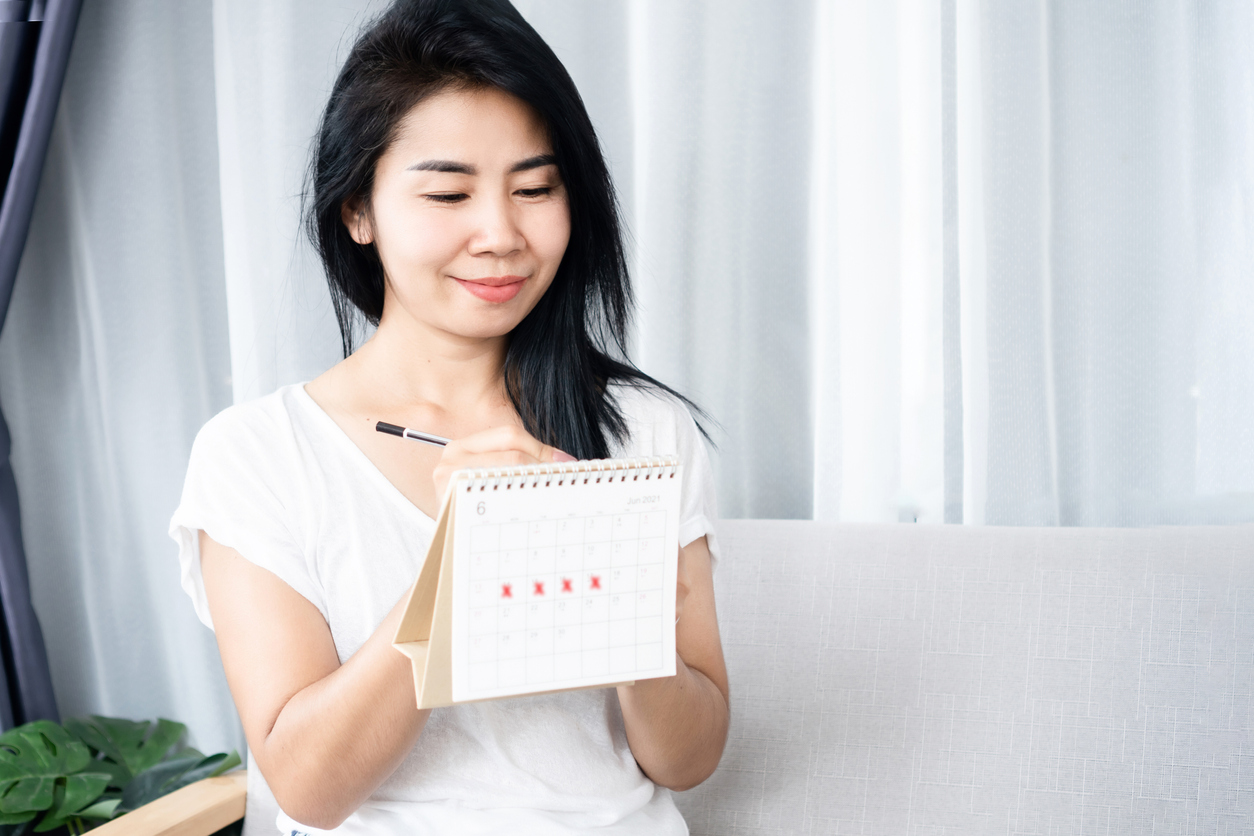 woman tracking ovulation on a calendar