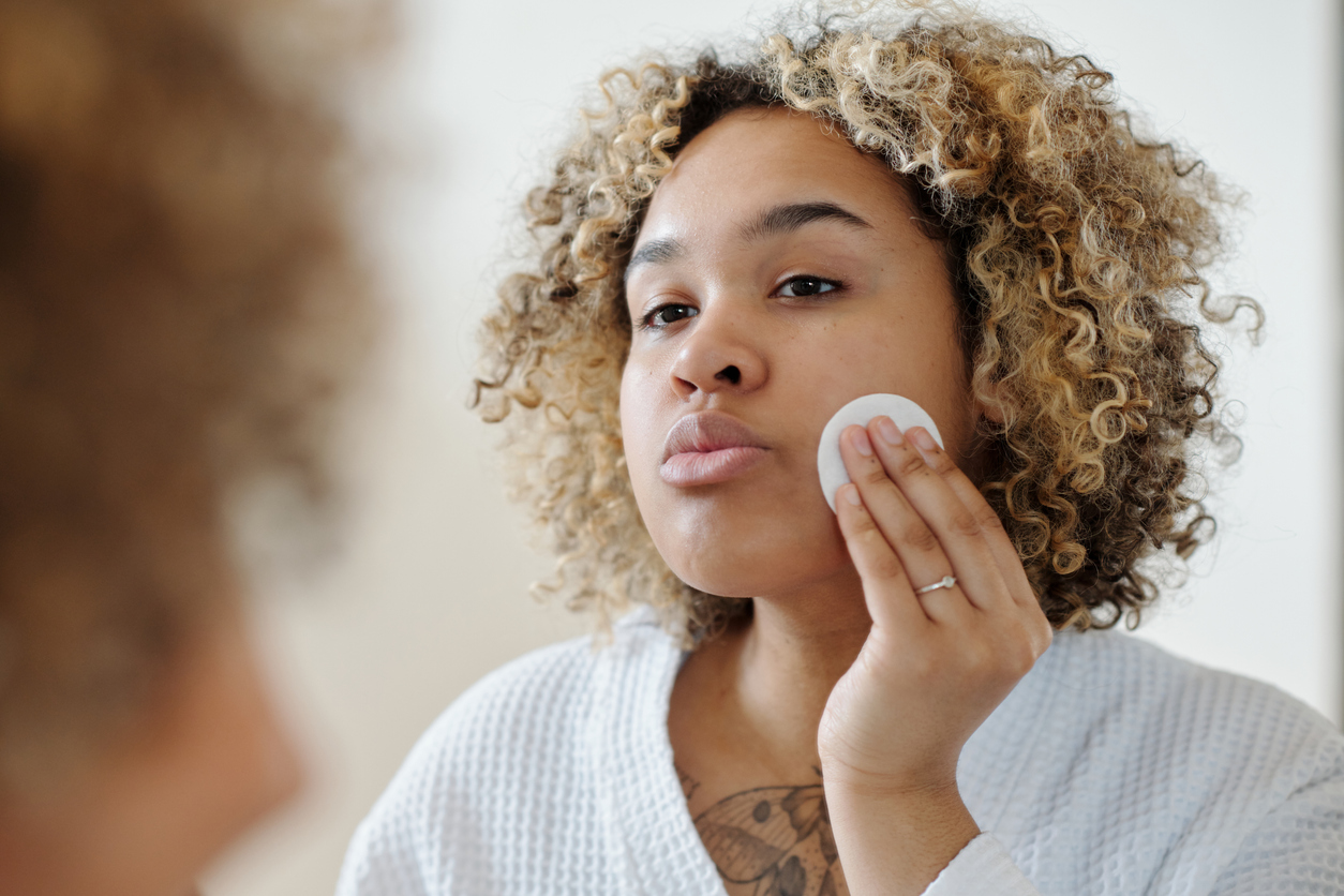 woman treating adult acne with salicylic acid wipes