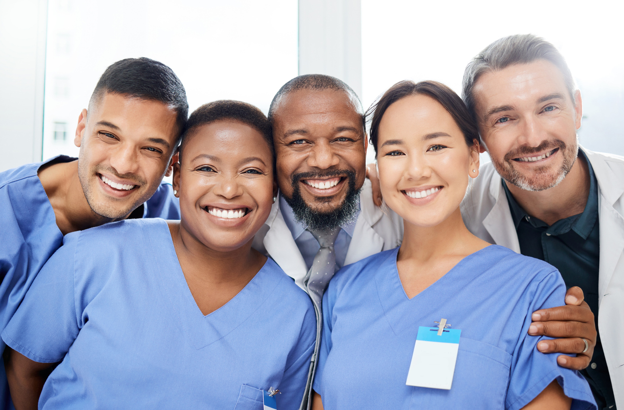 big group of doctors smiling for a photo op