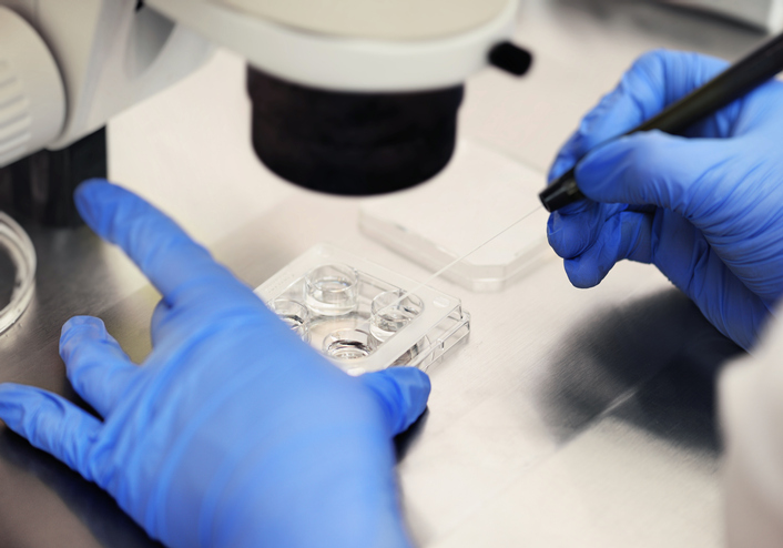 embryologist working in an ivf lab