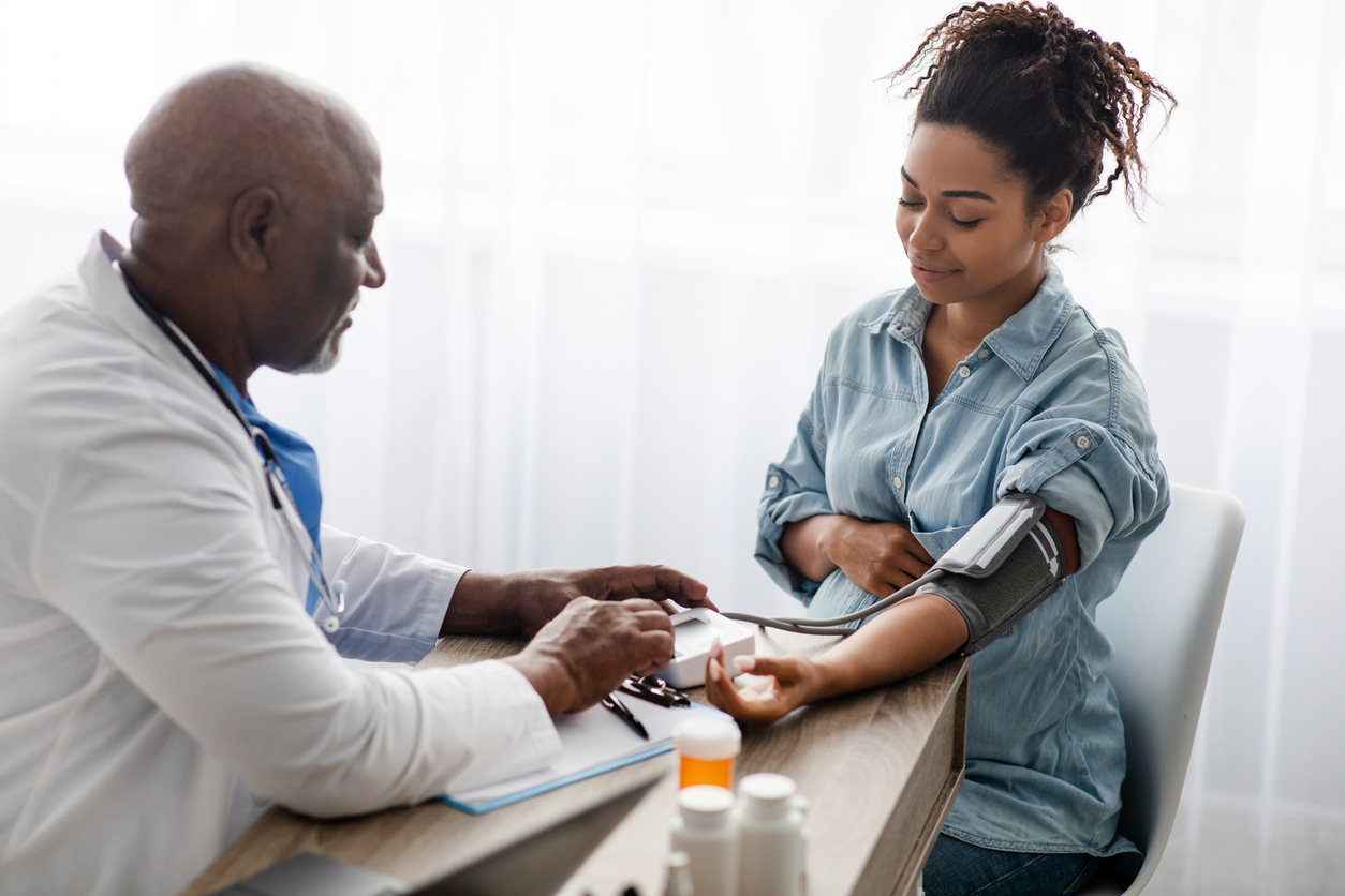 pregnant woman visiting with her obgyn to test for preeclampsia