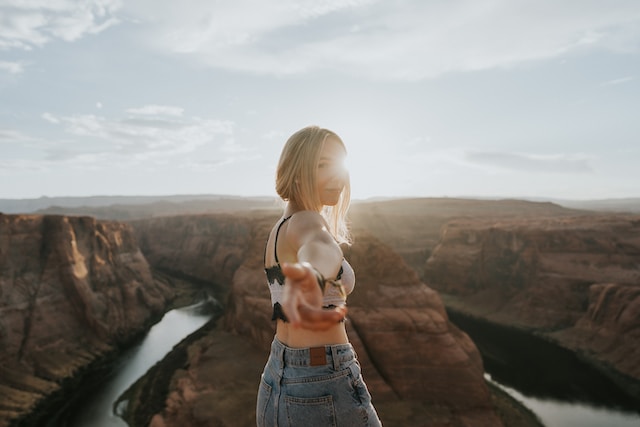 woman at horseshoe bend colorado river