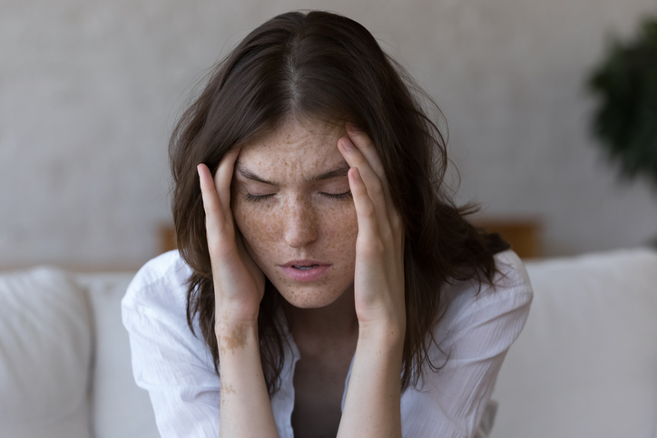 woman experiencing a cluster headache