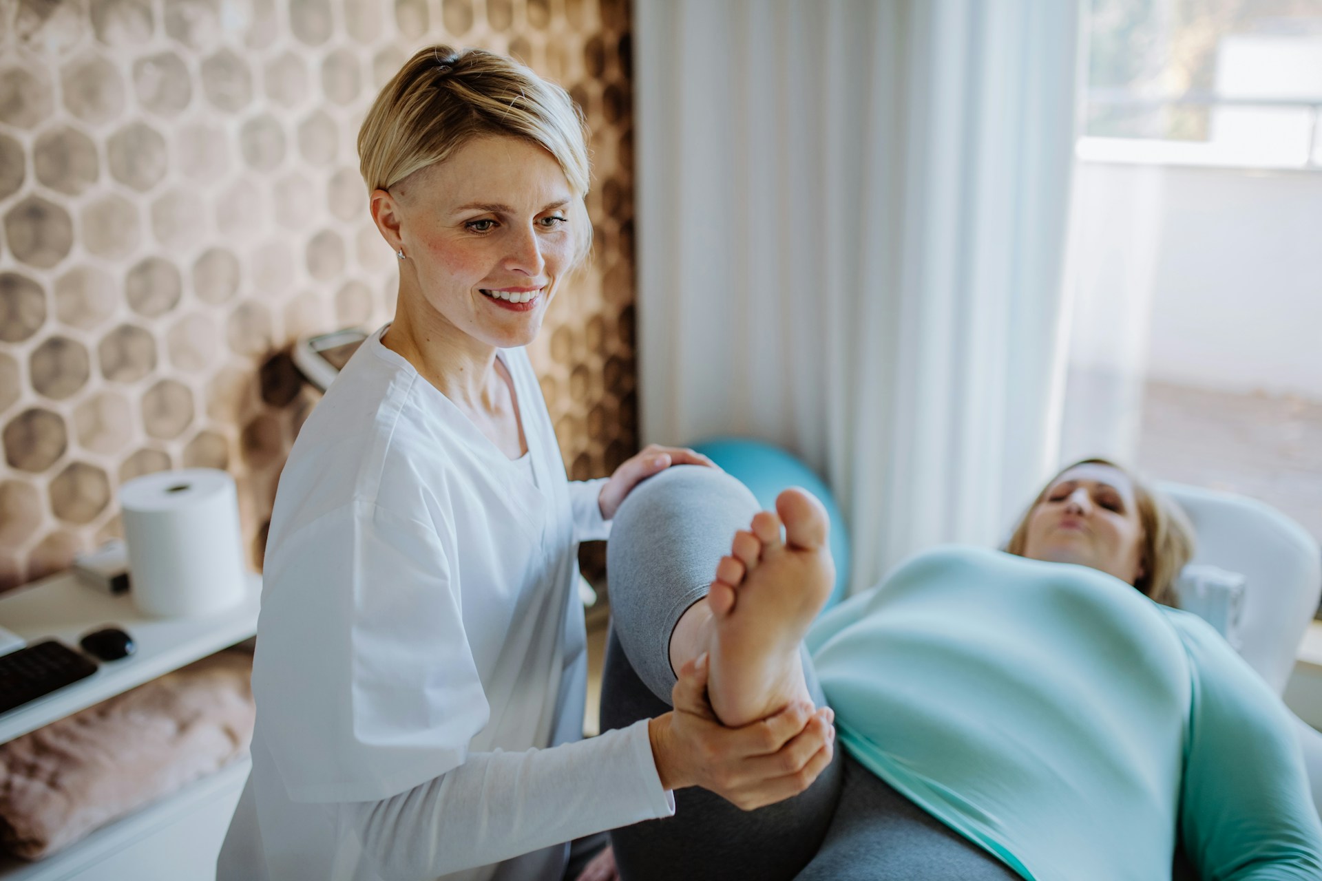woman seeking physical therapy for leg pain