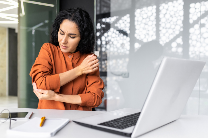woman experiencing achiness due to autoimmune condition