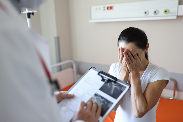 woman learning from her doctor that she's experiencing rpl