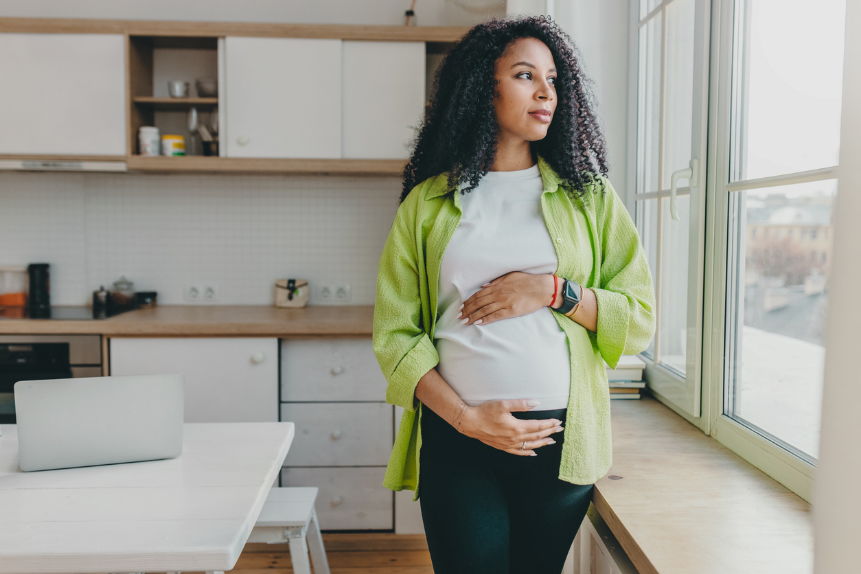 pregnant woman thinking about amniocentesis vs. cvs