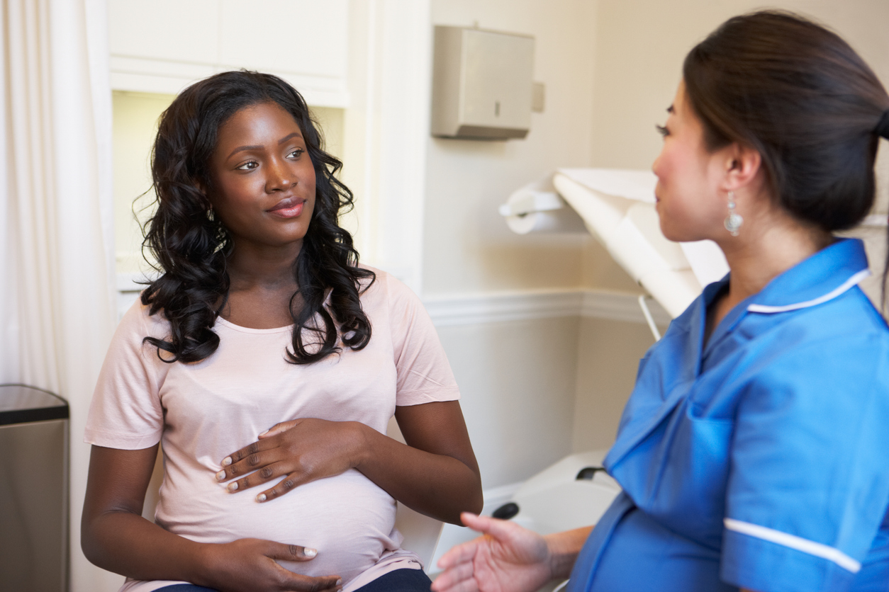 pregnant woman and obgyn talking about amniocentesis vs. cvs