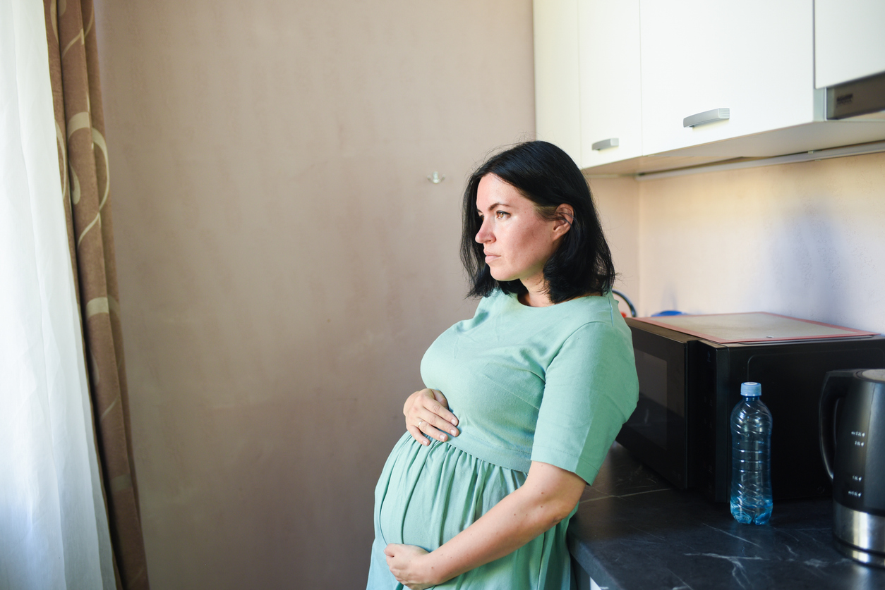 pregnant woman experiencing waves of nausea