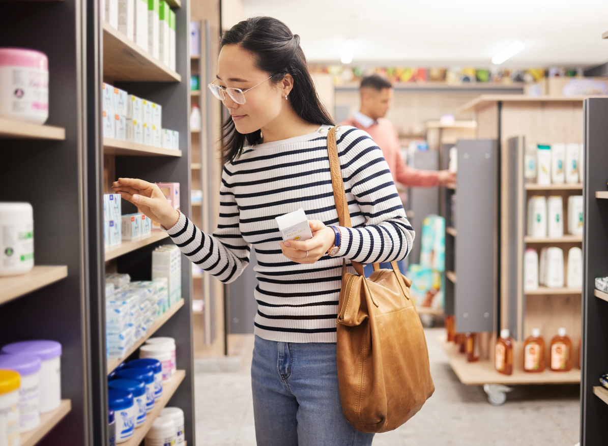 woman shopping for prenatal vitamins