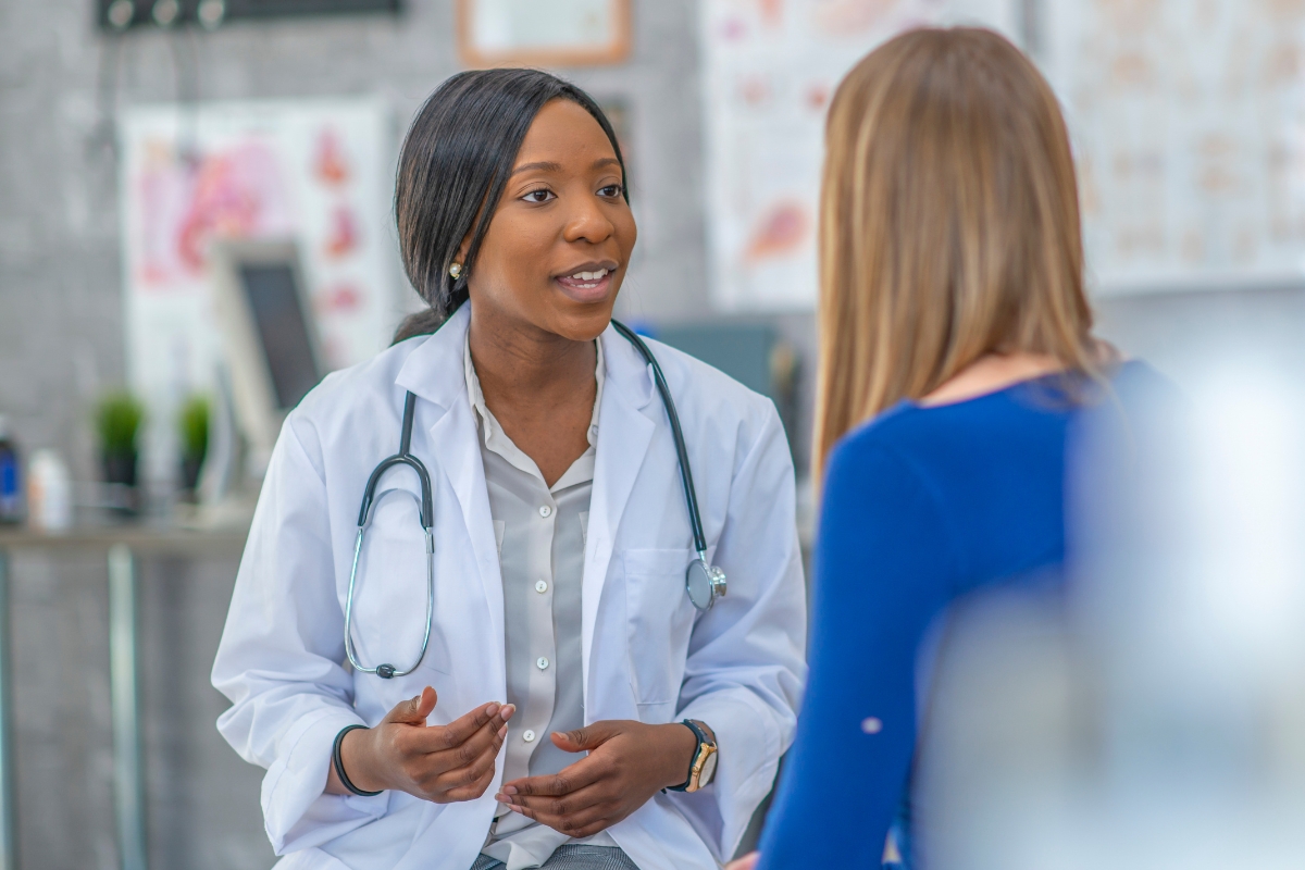 doctor and patient discussing how many embryos to transfer