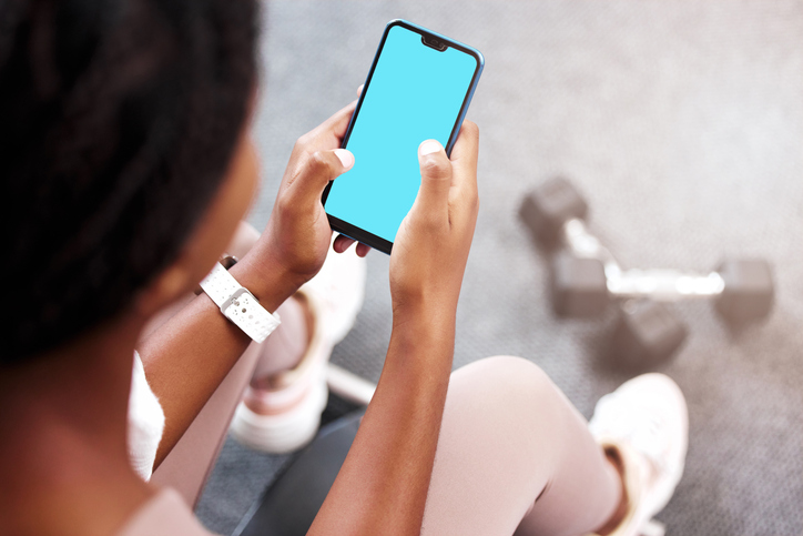 woman at the gym scrolling her phone