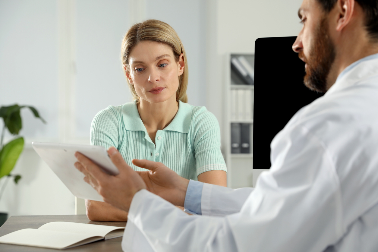 woman discussing ivf failure with her rei