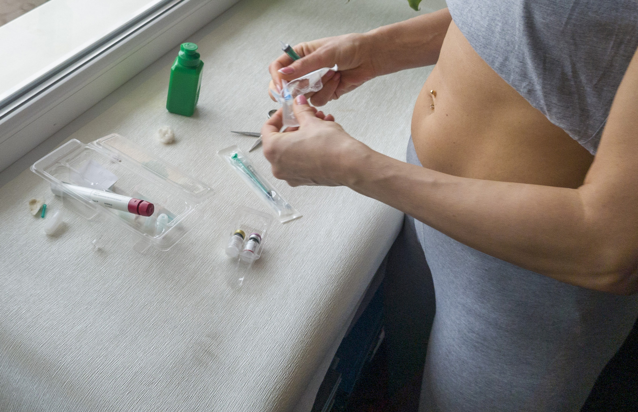 woman doing at-home ivf