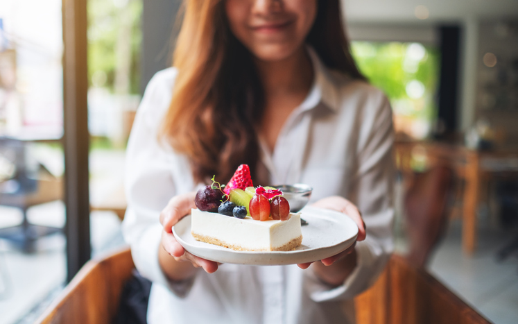 woman having cheesecake sweetened with stevia