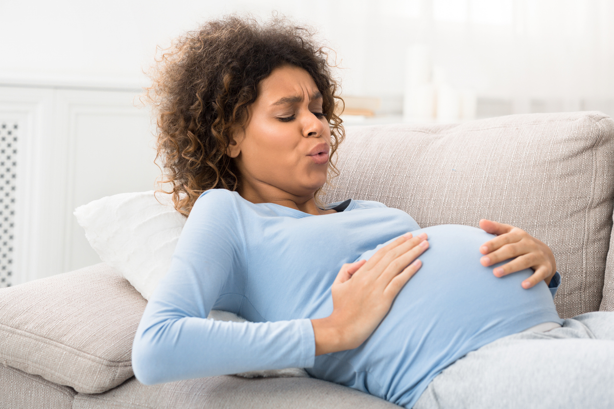 pregnant woman feeling labor pains