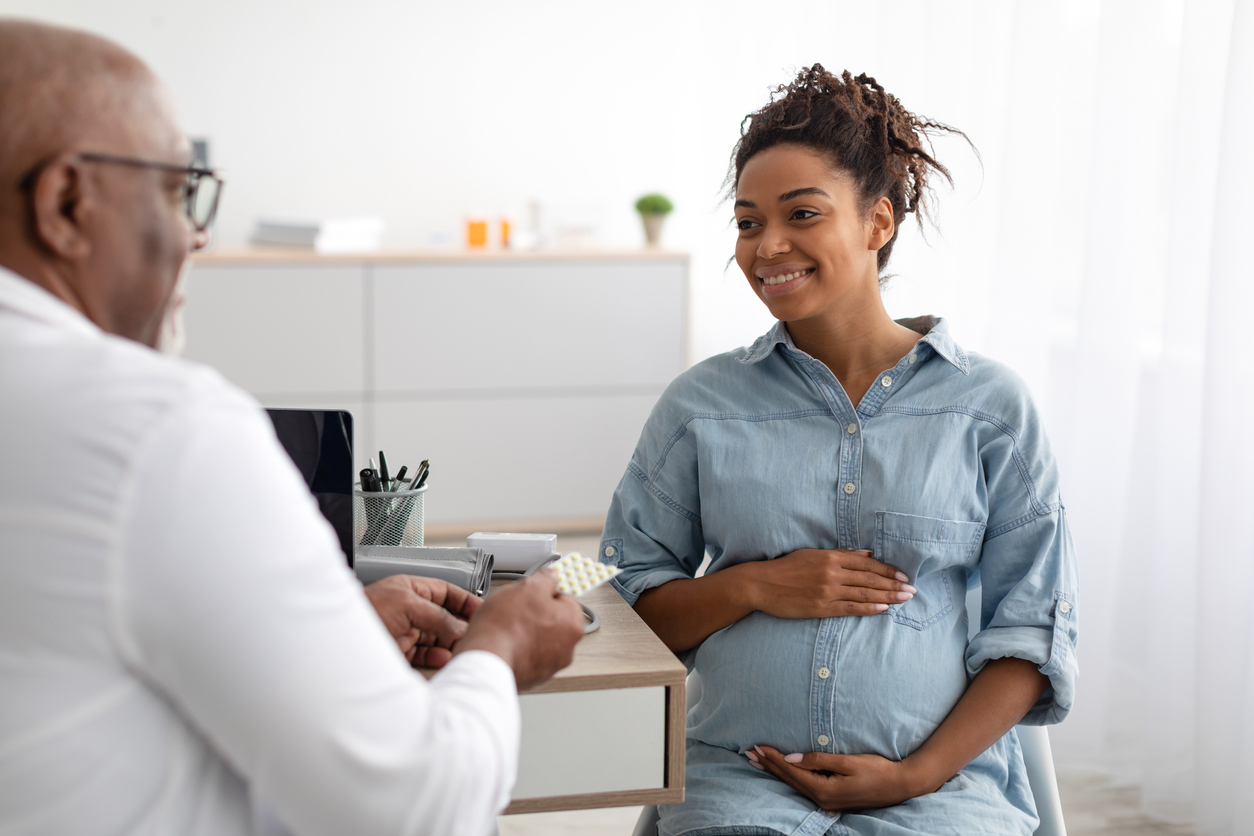 doctor giving safe antibiotics to a pregnant woman