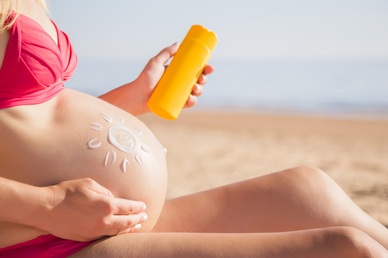 pregnant woman using non-toxic sunscreen