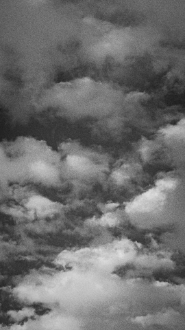Чёрно-белое облачное небо с тучами разных размеров и оттенков серого