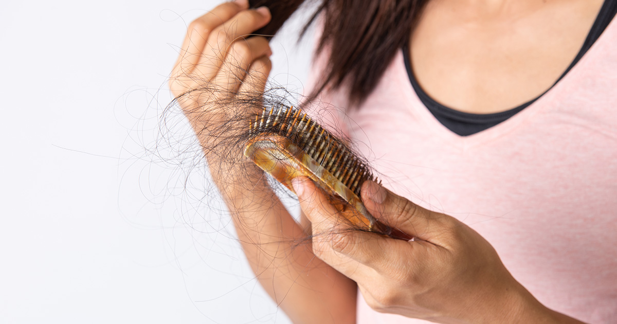 Queda de cabelo assola muitas mulheres Queda de cabelo assola muitas mulheres