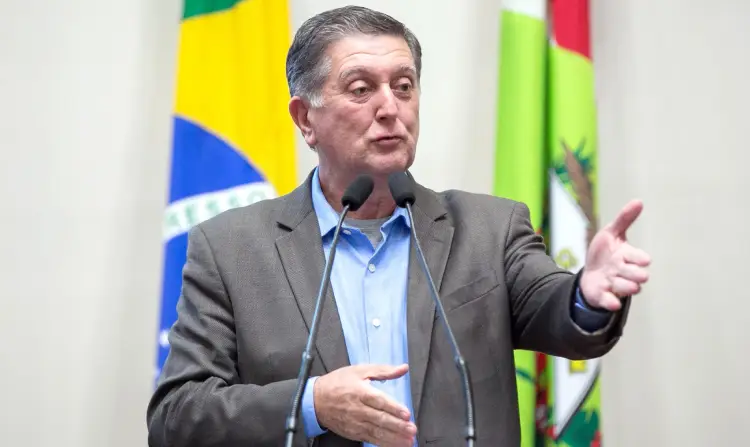 Reforma Administrativa é proposta pelo prefeito Topázio Neto Reforma Administrativa é proposta pelo prefeito Topázio Neto