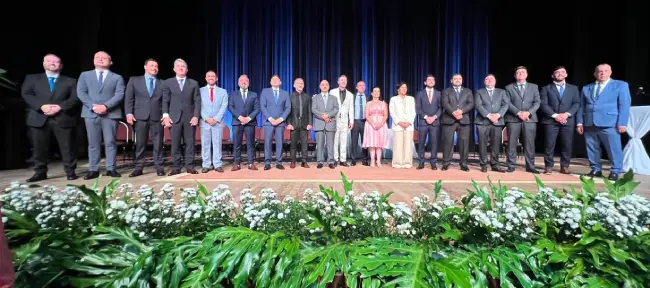Vereadores tomam posse em São José e definem Mesa Diretora para 2025-2026, destacando transparência e representatividade partidária.