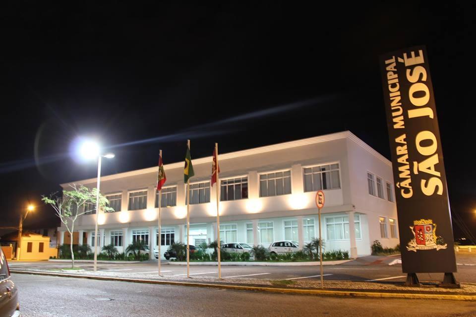 Vereadores tomam posse em São José e definem Mesa Diretora para 2025-2026, destacando transparência e representatividade partidária.