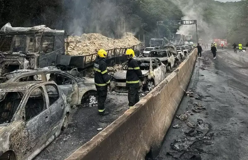 Acidente no Morro dos Cavalos: PRF investiga causas da tragédia na BR-101 Acidente no Morro dos Cavalos: PRF investiga causas da tragédia na BR-101