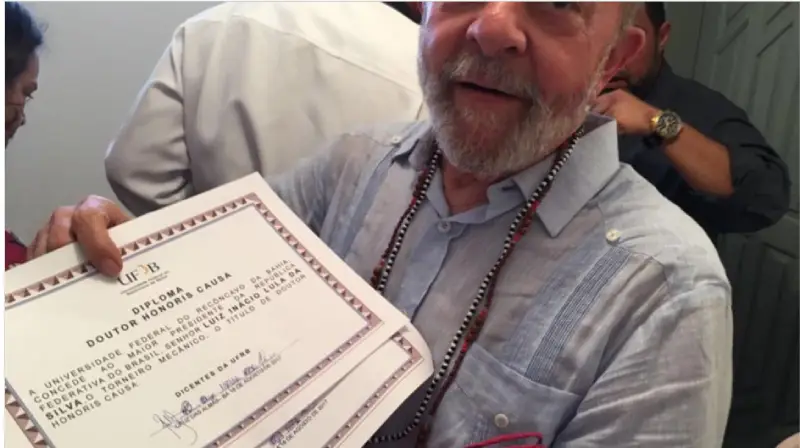 Estudantes entregam diploma Dr. HOnoris Causa a Lula com erros gramaticais Estudantes entregam diploma Dr. HOnoris Causa a Lula com erros gramaticais